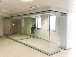 Instalación de Tabique Multidireccional en Oficinas de Zaragoza: Doble Eje en Cristal Laminado y Lacado con Perfilería Plata 4 oficinas zaragoza tabique movil transaparente tabitek