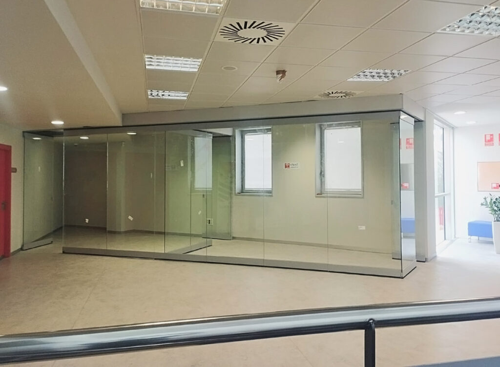 Instalación de Tabique Multidireccional en Oficinas de Zaragoza: Doble Eje en Cristal Laminado y Lacado con Perfilería Plata 2 Instalación de Tabique Multidireccional en Oficinas de Zaragoza: Doble Eje en Cristal Laminado y Lacado con Perfilería Plata