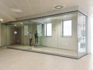 Instalación de Tabique Multidireccional en Oficinas de Zaragoza: Doble Eje en Cristal Laminado y Lacado con Perfilería Plata 5 oficinas zaragoza tabiques moviles tabitek