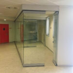 Instalación de Tabique Multidireccional en Oficinas de Zaragoza: Doble Eje en Cristal Laminado y Lacado con Perfilería Plata 3 tabique movil oficinas zaragoza