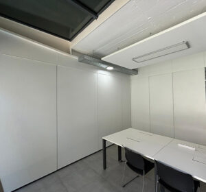 Transformación de espacios en la Universidad de Madrid con Tabique Móvil 51 dB Tabitek: Flexibilidad y aislamiento acústico en un mismo sistema 3 Foto aula Universidad de Madrid con Tabique Móvil 51 dB Tabitek