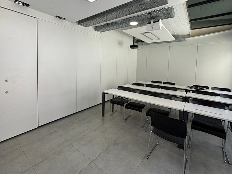 Transformación de espacios en la Universidad de Madrid con Tabique Móvil 51 dB Tabitek: Flexibilidad y aislamiento acústico en un mismo sistema 4 Foto aula 3 Universidad de Madrid con Tabique Móvil 51 dB Tabitek