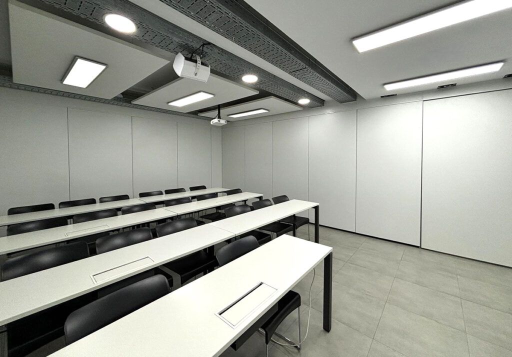 Transformación de espacios en la Universidad de Madrid con Tabique Móvil 51 dB Tabitek: Flexibilidad y aislamiento acústico en un mismo sistema 2 Aula con Tabitek Tabique Movil 51db Universidad de Madrid
