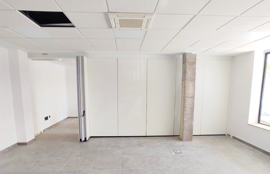 Soluciones Flexibles para Oficinas: Tabique Móvil Multidireccional de 51 dB 1 Tabique Móvil Multidireccional 56dB de Tabitek para oficina en Sevilla-1