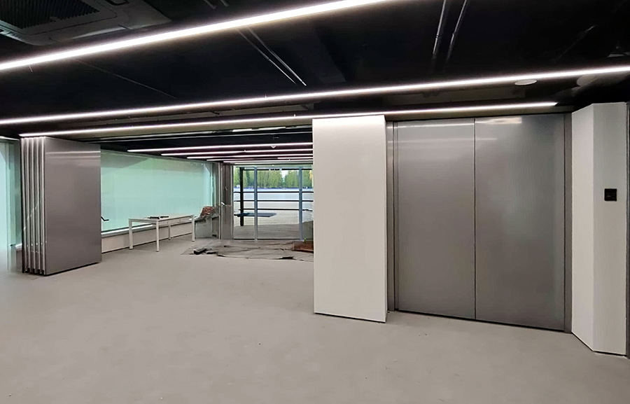 Instalación de Tabiques Móviles Hidrofugados con acabado cromado en oficinas de Galicia 2 Tabiques Móviles Hidrofugados de Tabitek para oficinas en Galicia