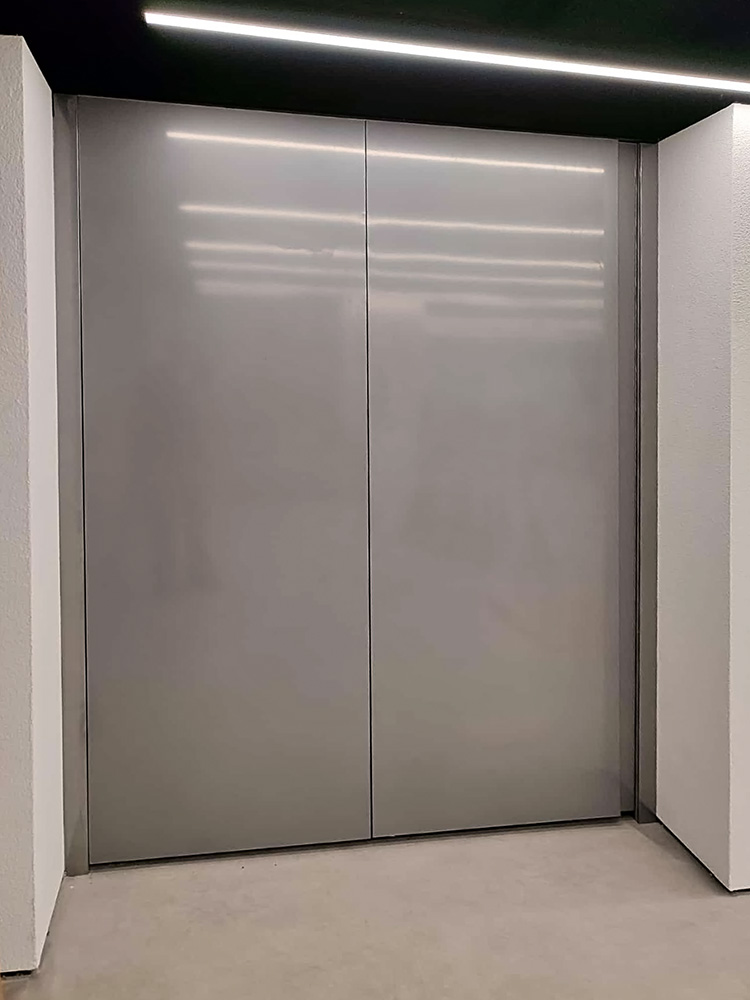 Instalación de Tabiques Móviles Hidrofugados con acabado cromado en oficinas de Galicia 4 Tabique Móvil Hidrofugado de Tabitek cerrado para oficina en Galicia 2
