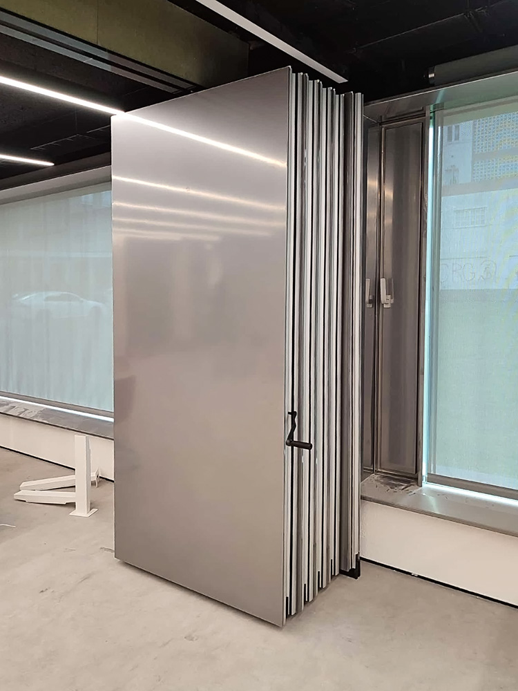 Instalación de Tabiques Móviles Hidrofugados con acabado cromado en oficinas de Galicia 3 Tabique Móvil Hidrofugado de Tabitek para oficina en Galicia-1