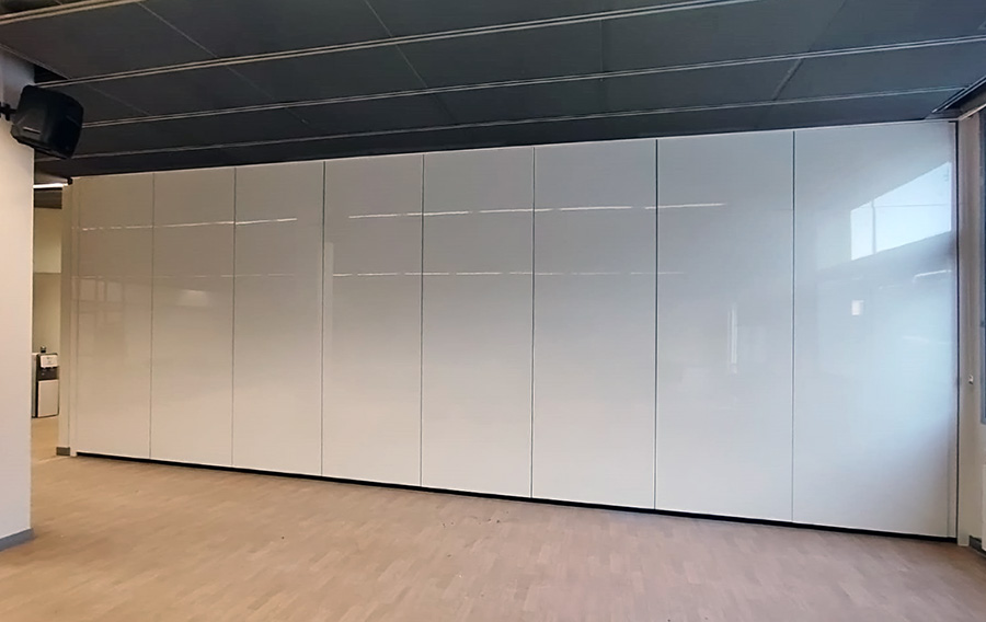 Aulas que se transforman: Tabiques Móviles con Pizarra y Aislamiento Acústico en el Colegio Americano de Madrid 3 Tabique móvil monodireccional Tabitek en el Colegio Americano de Pozuelo