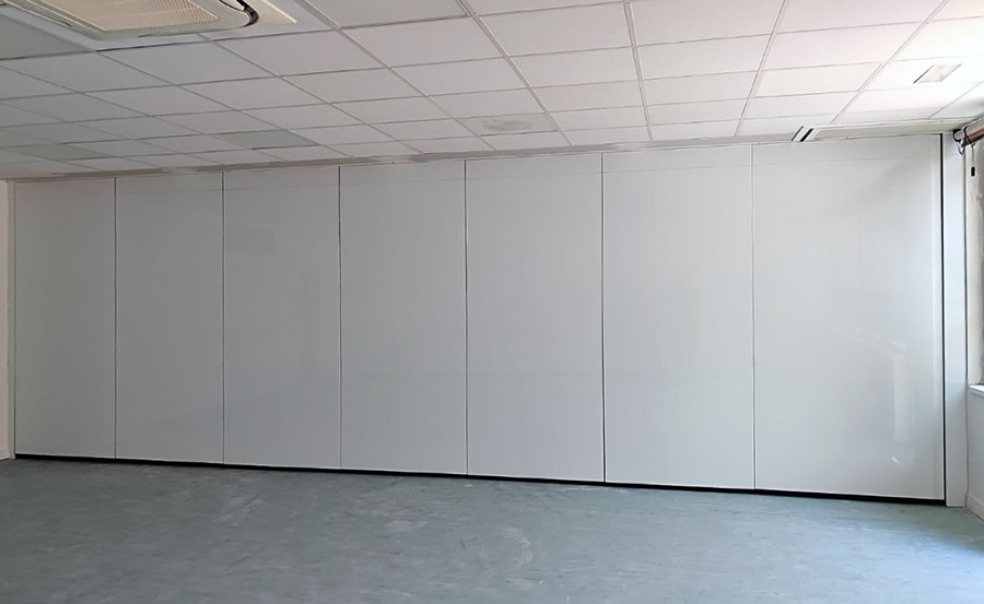 Aulas que se transforman: Tabiques Móviles con Pizarra y Aislamiento Acústico en el Colegio Americano de Madrid 4 Tabique móvil monodireccional Tabitek en el Colegio Americano de Pozuelo