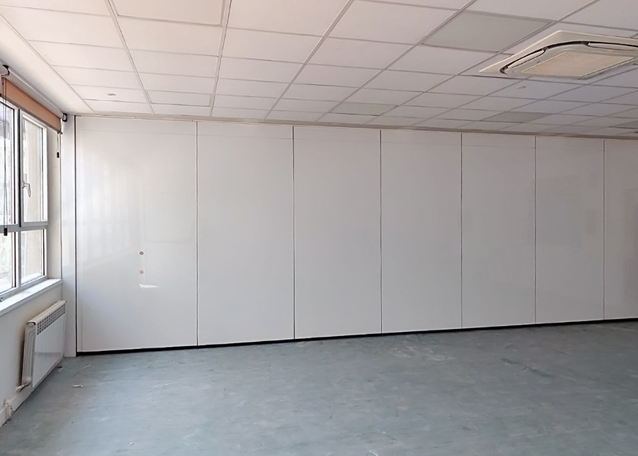 Aulas que se transforman: Tabiques Móviles con Pizarra y Aislamiento Acústico en el Colegio Americano de Madrid 5 Tabique móvil monodireccional Tabitek en el Colegio Americano de Pozuelo