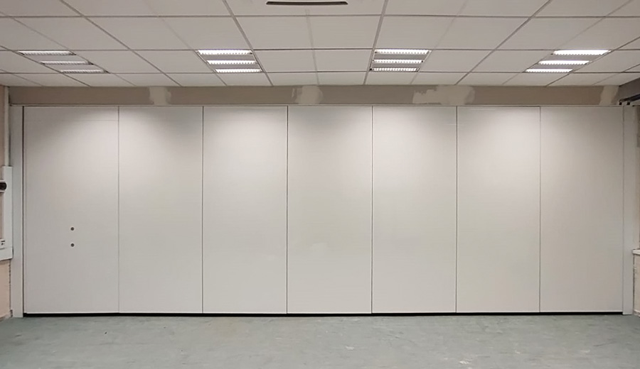 Aulas que se transforman: Tabiques Móviles con Pizarra y Aislamiento Acústico en el Colegio Americano de Madrid 6 Tabique móvil monodireccional Tabitek en el Colegio Americano de Pozuelo