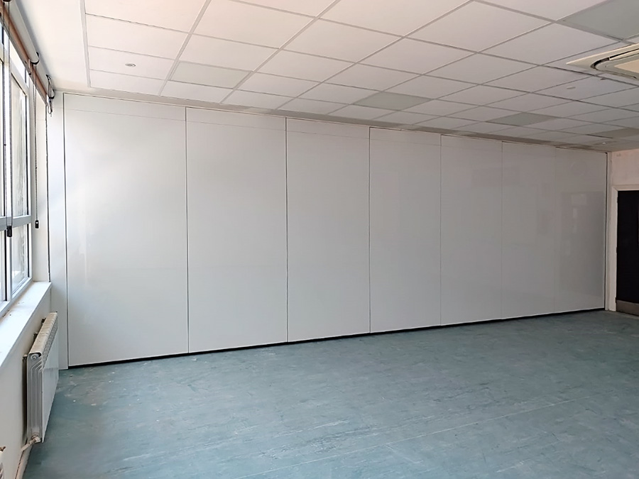 Aulas que se transforman: Tabiques Móviles con Pizarra y Aislamiento Acústico en el Colegio Americano de Madrid 7 Tabique móvil monodireccional Tabitek en el Colegio Americano de Pozuelo