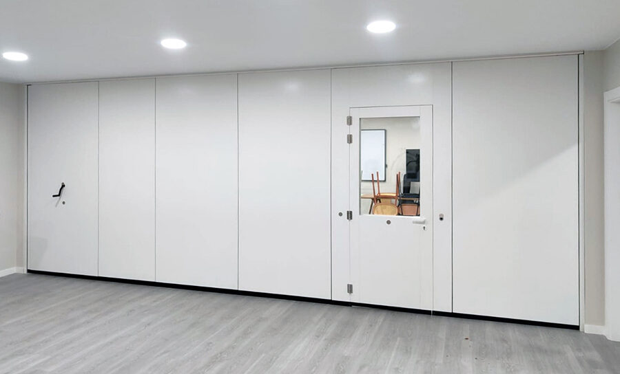 Soluciones Educativas en Barcelona: Tabique Móvil Monodireccional Tabitek con Aislamiento Acústico de 46 dB para un Aprendizaje Flexible 1 Tabique móvil monodireccional 46db Tabitek soluciones educativas en el Colegio de Barcelona