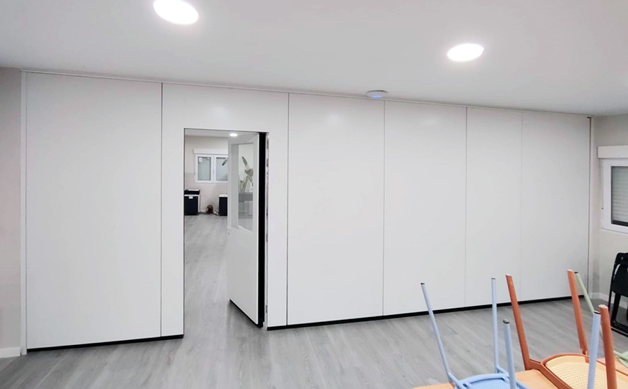 Soluciones Educativas en Barcelona: Tabique Móvil Monodireccional Tabitek con Aislamiento Acústico de 46 dB para un Aprendizaje Flexible 3 Tabique móvil monodireccional 46db Tabitek en el Colegio de Barcelona