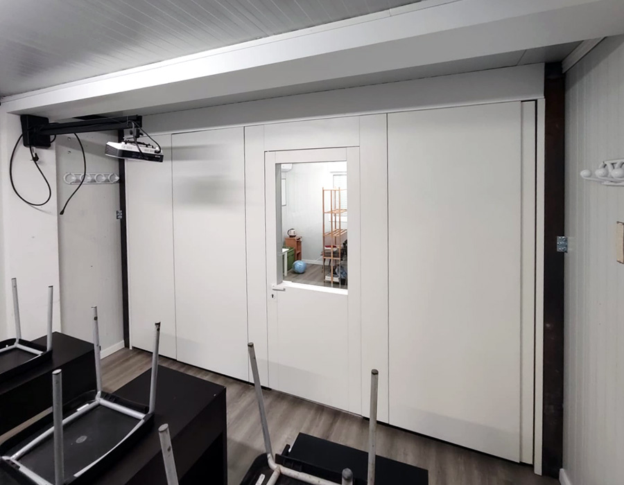 Soluciones Educativas en Barcelona: Tabique Móvil Monodireccional Tabitek con Aislamiento Acústico de 46 dB para un Aprendizaje Flexible 4 Instalación tabique móvil monodireccional 46db Tabitek en el Colegio de Barcelona